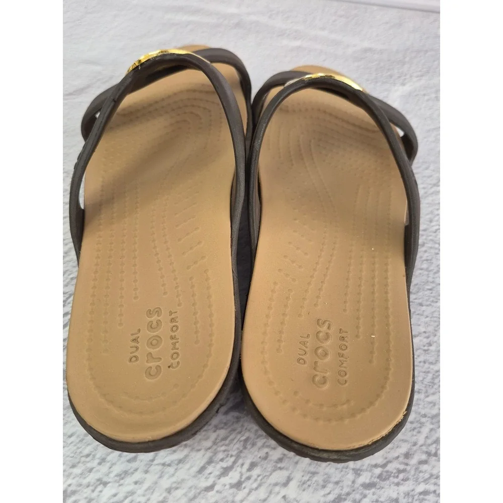 Crocs Sanrah Hammered Circle Wedge Sandals Womens 7 Espresso Brown Gold Slide